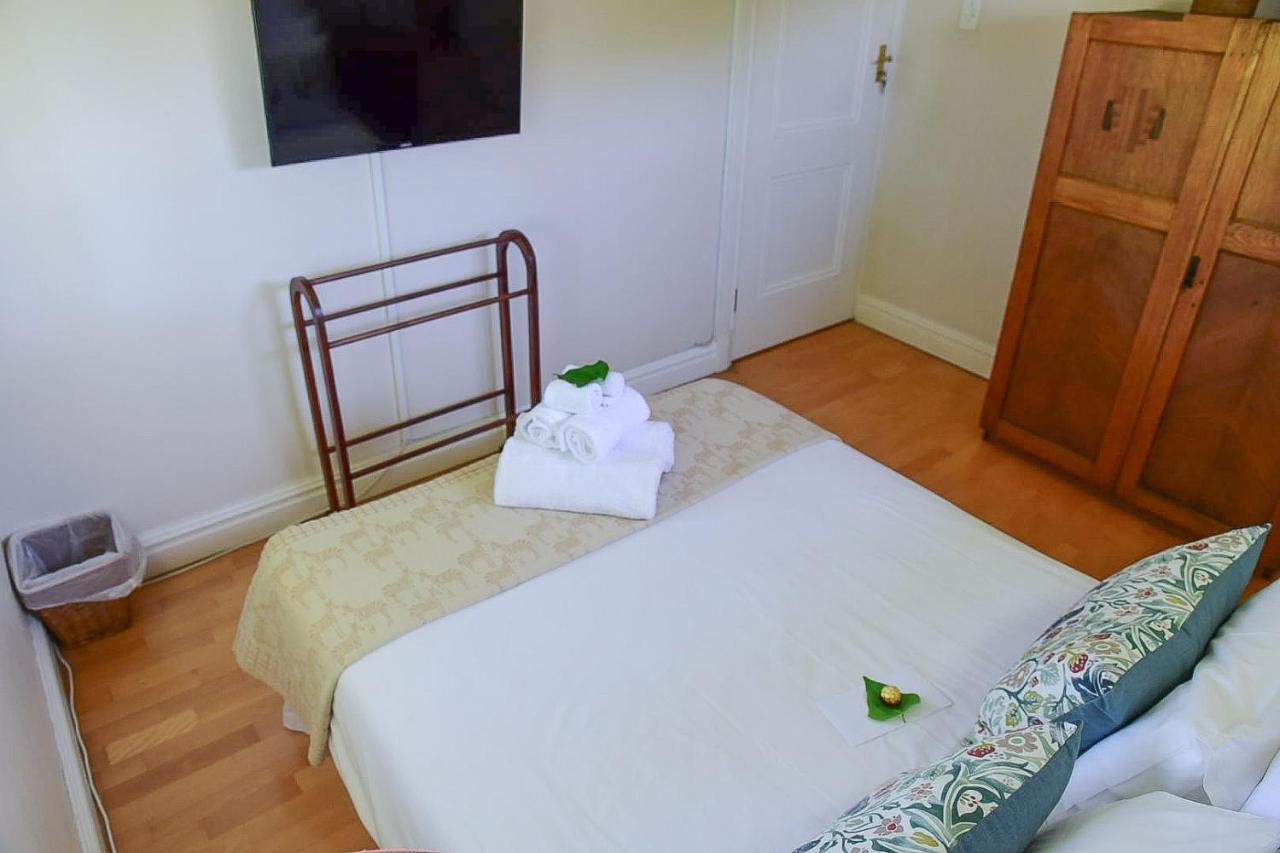 On Pinewood Guest House ケープタウン エクステリア 写真